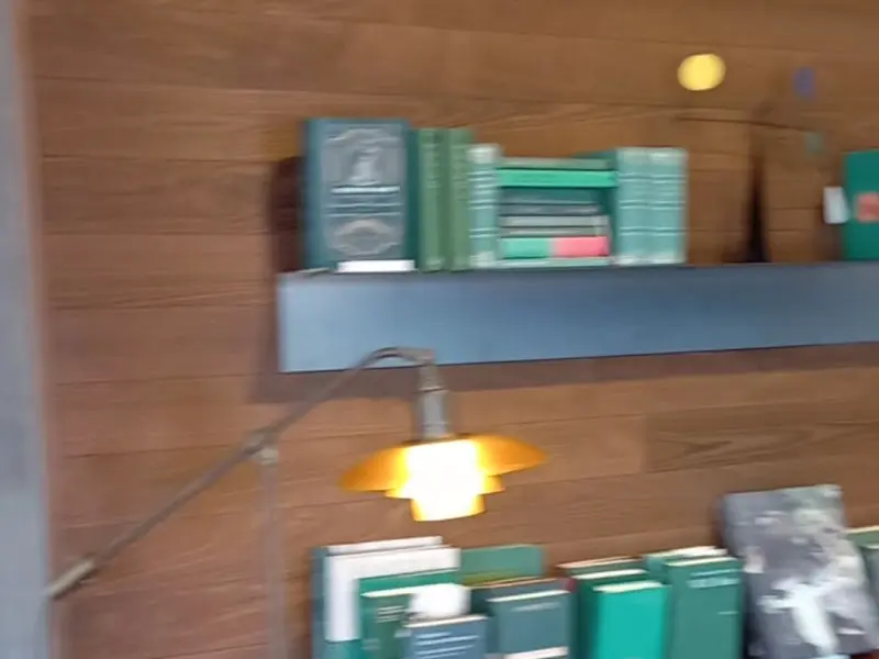 카페 내부 책장과 조명