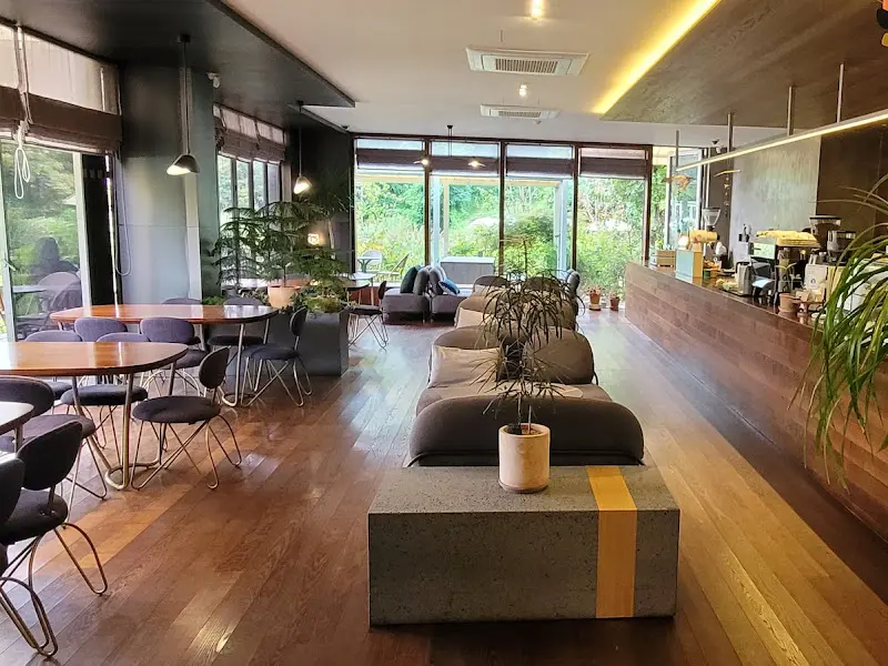 카페 내부 전경