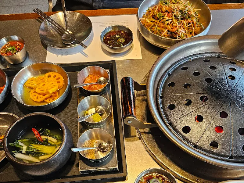 다양한 밑반찬이 정갈하게 차려진 테이블