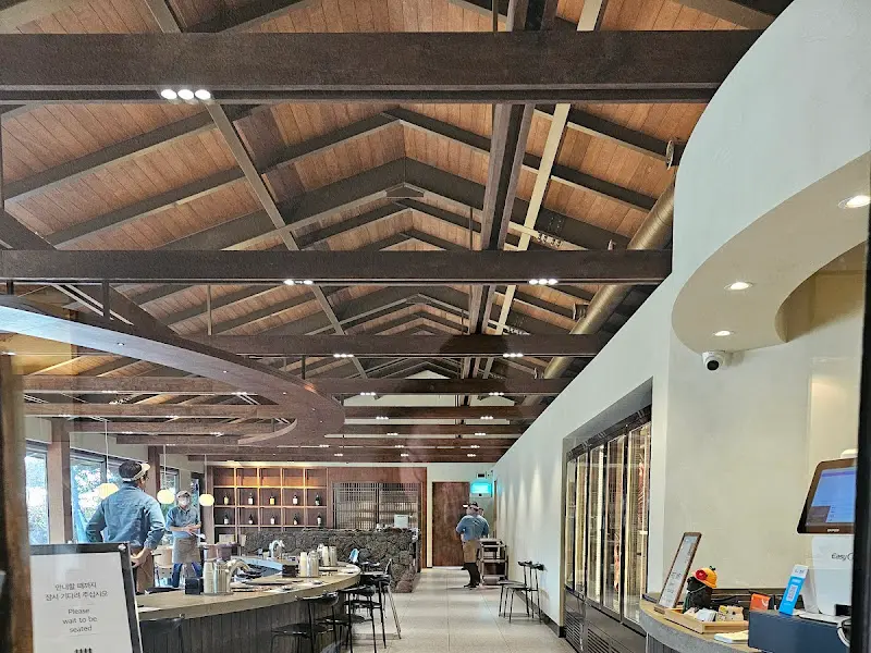 식당 내부의 모습, 높은 천장과 나무로 짜인 구조가 인상적이다.