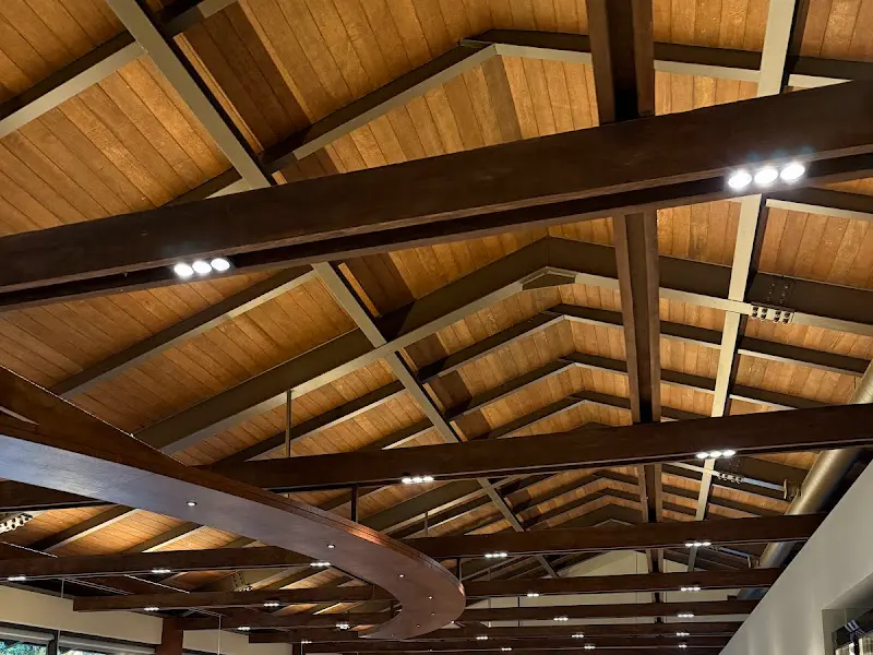 식당 내부 천장의 모습, 나무로 짜인 구조가 인상적이다.
