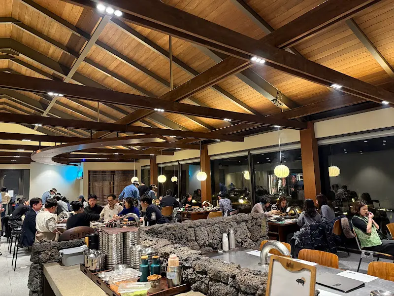 식당 내부의 모습, 넓은 홀과 테이블 간 간격이 여유롭다.