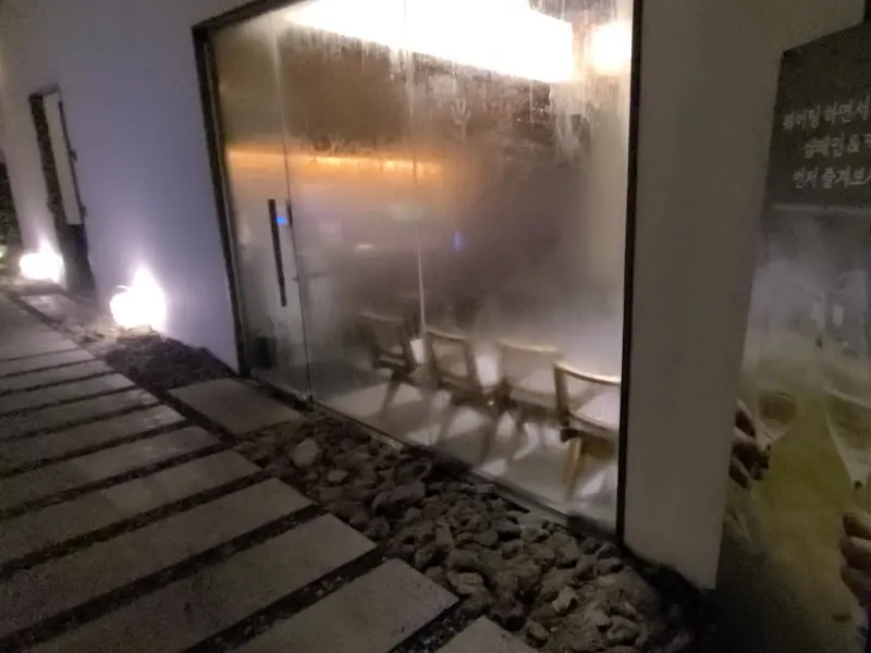 식당 입구의 모습, 은은한 조명이 따뜻한 분위기를 연출한다.