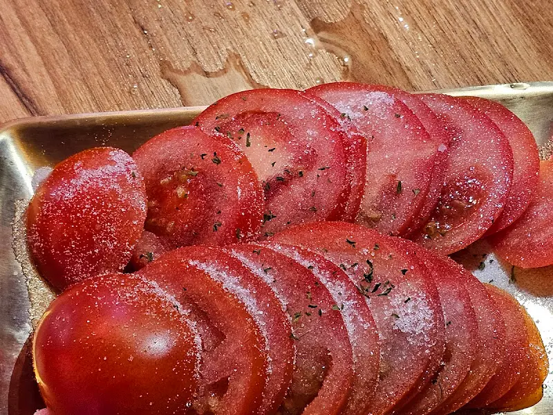 입맛을 돋우는 토마토 슬라이스