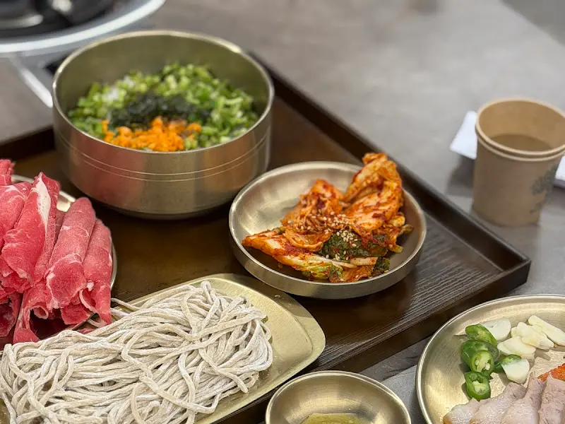 샤브샤브 재료와 김치의 조화