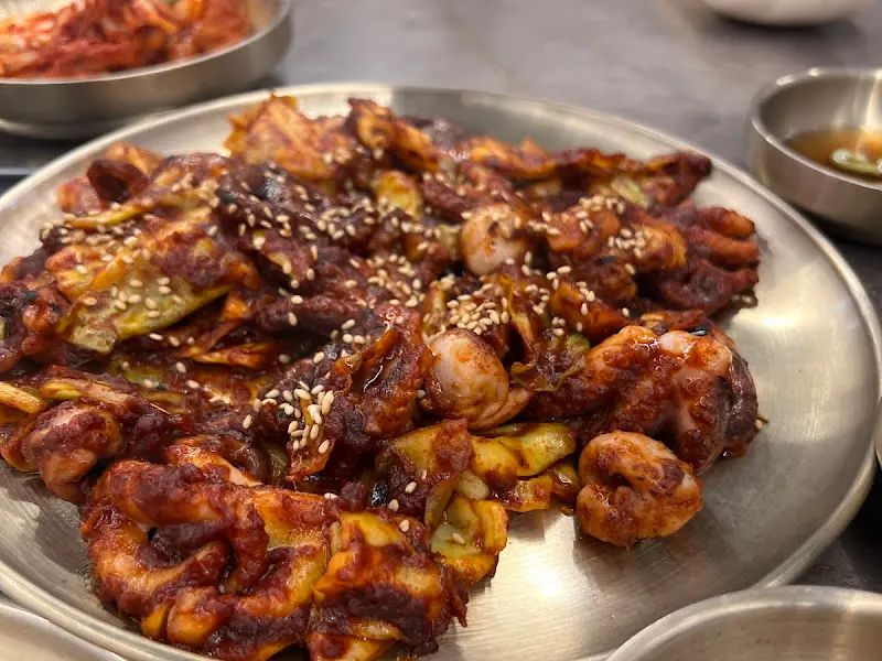 윤기가 좔좔 흐르는 쭈꾸미 볶음