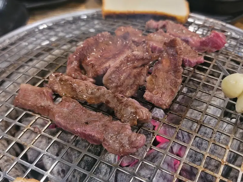 불판 위에서 익어가는 꽃등심