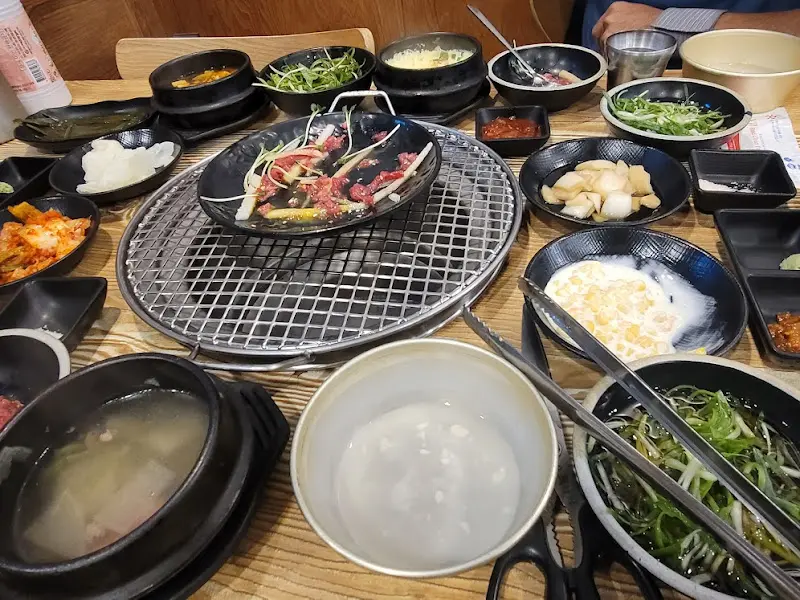 테이블 가득 차려진 음식