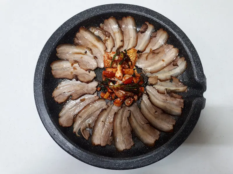 돌판 위에 놓인 삼겹살