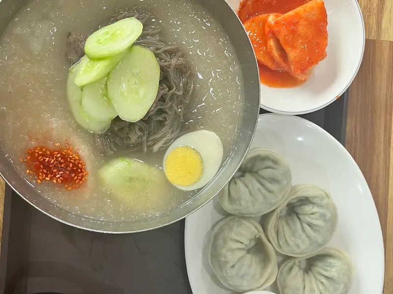 물냉면과 왕만두 한 상 차림