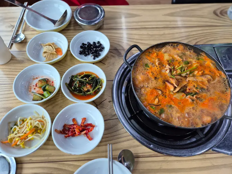 두루치기와 함께 나오는 다양한 반찬들