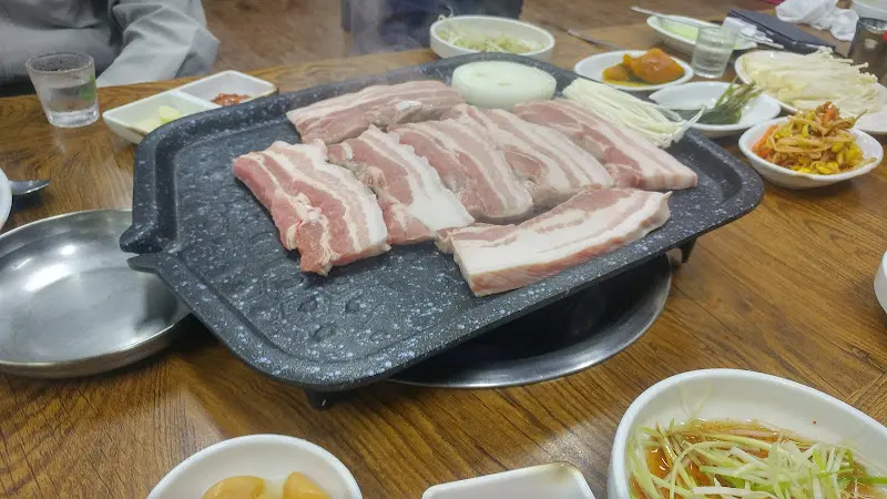 싱싱한 돼지 생고기의 모습