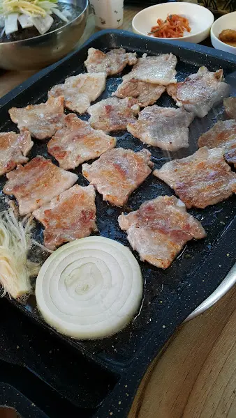 잘 구워진 돼지고기의 모습