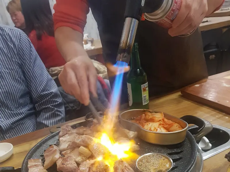 불쇼로 익어가는 생고기