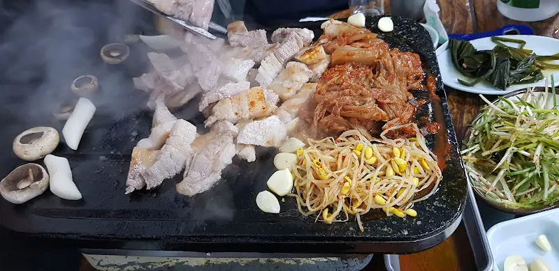 불판 위 생고기와 김치