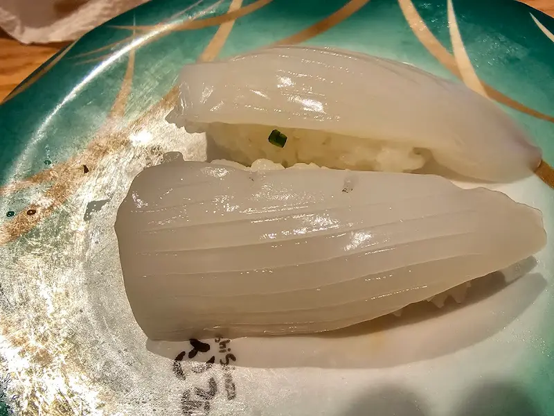 투명한 빛깔의 오징어 초밥