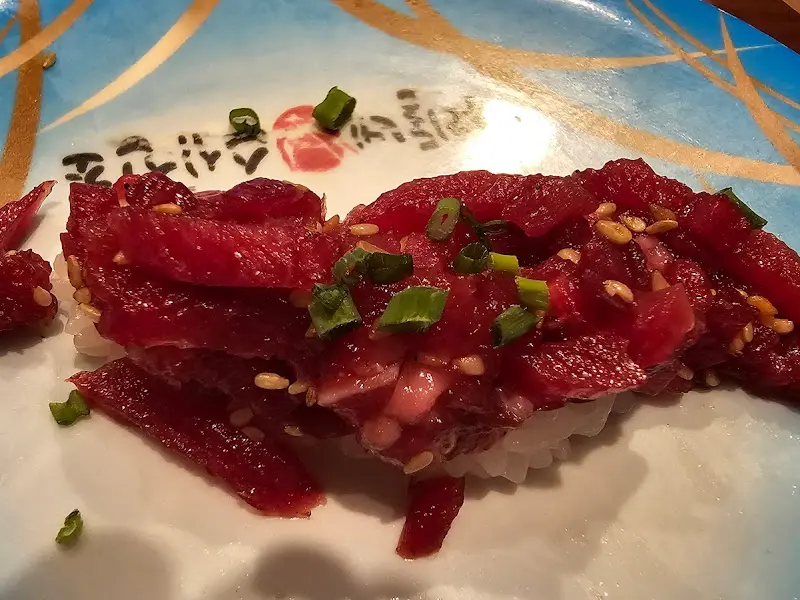 윤기가 자르르 흐르는 육회 초밥