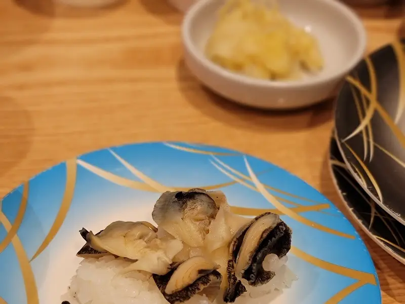 다양한 초밥들이 놓여있는 테이블