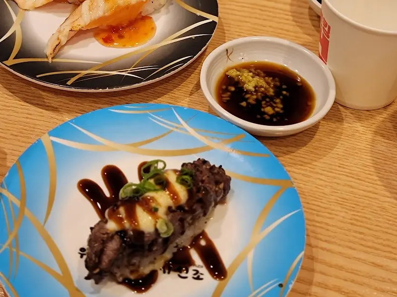 윤기가 흐르는 초밥과 간장