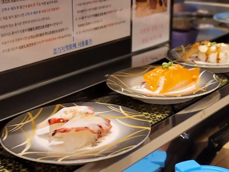 회전 초밥 레일의 모습