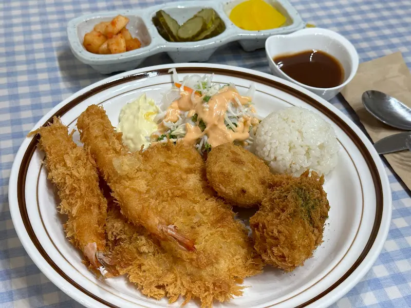 돈까스 정식 한 상 차림