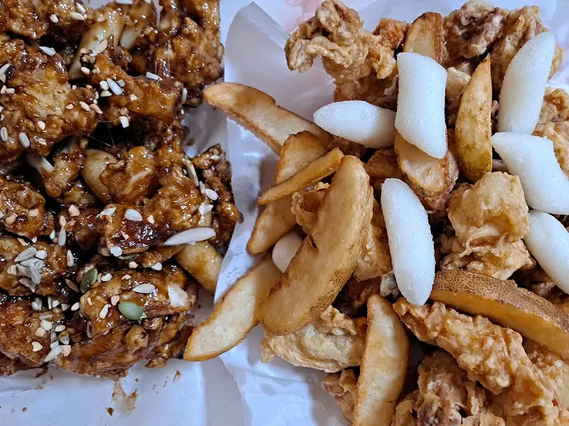 닭강정과 감자튀김