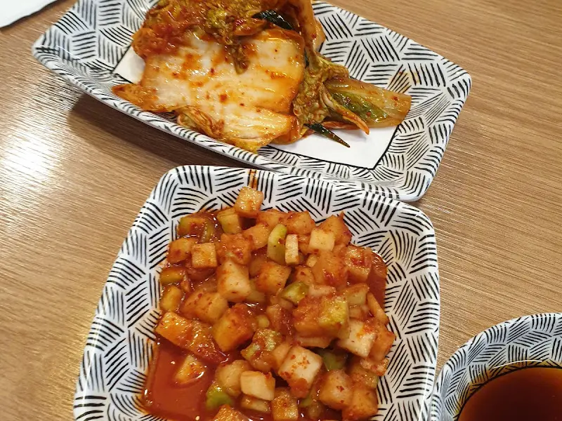 젓갈 향이 풍부한 김치와 깍두기