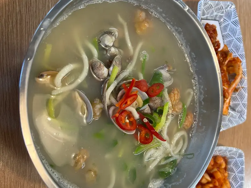 바지락과 미더덕이 듬뿍 들어간 칼국수