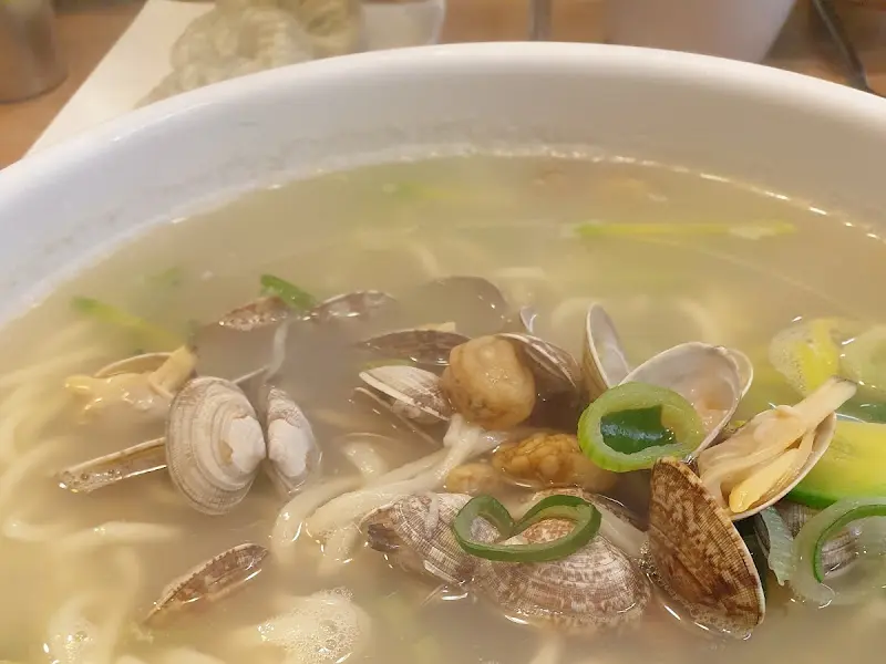 싱싱한 바지락이 가득한 칼국수