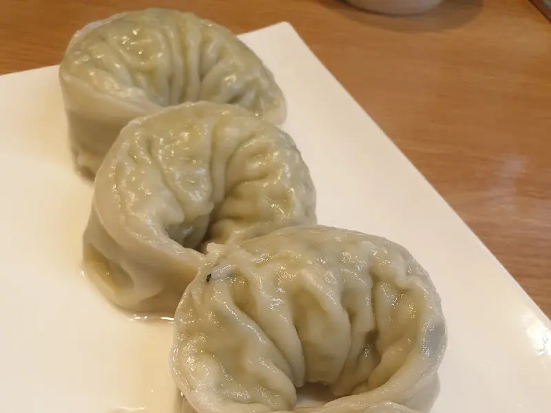 윤기가 흐르는 촉촉한 만두