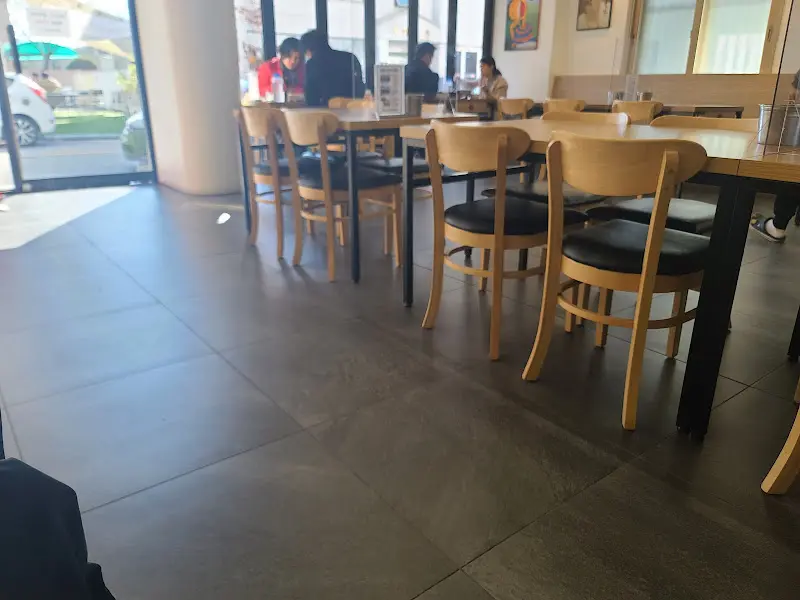 깔끔하고 넓은 매장 내부