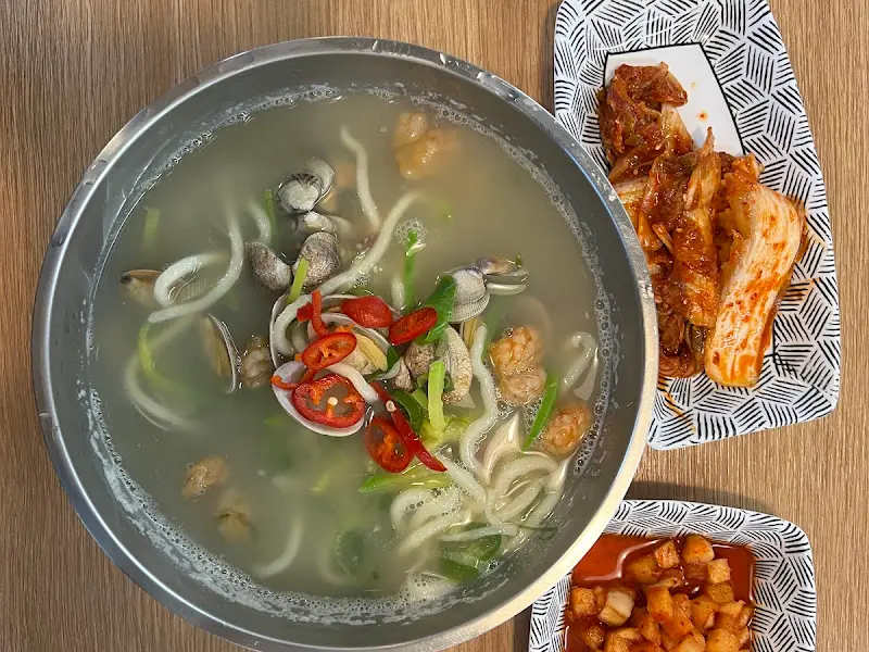 맛있는 김치와 함께 칼국수 한 입