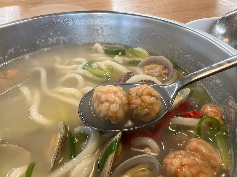 푸짐하게 담겨 나오는 칼국수