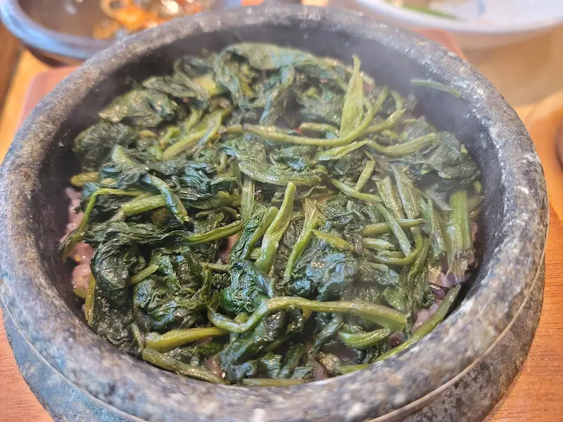 돌솥 안 가득 담긴 곤드레밥