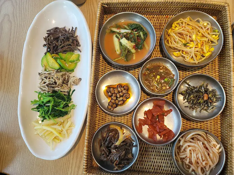 다채로운 반찬 구성