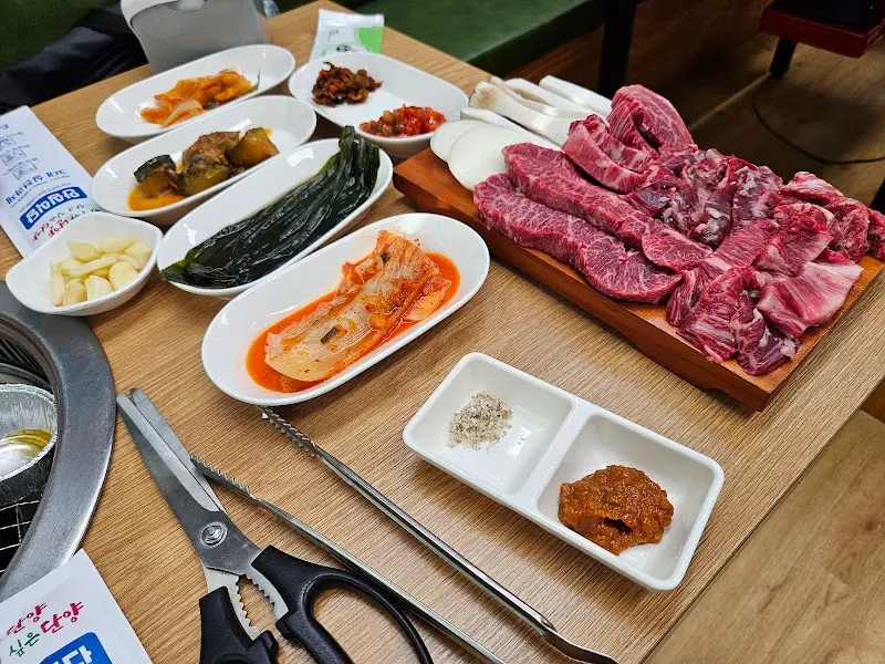 한상 가득 차려진 한우와 밑반찬