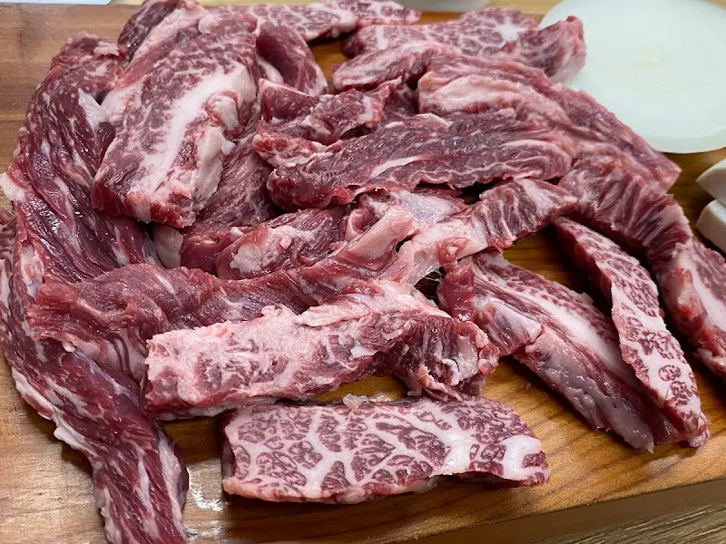 촘촘한 마블링이 인상적인 한우