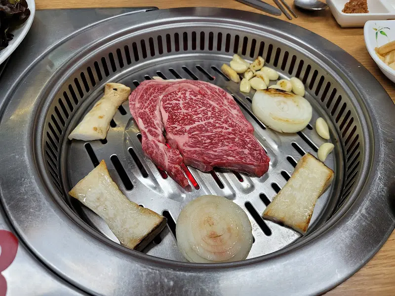 숯불에 구워지는 한우