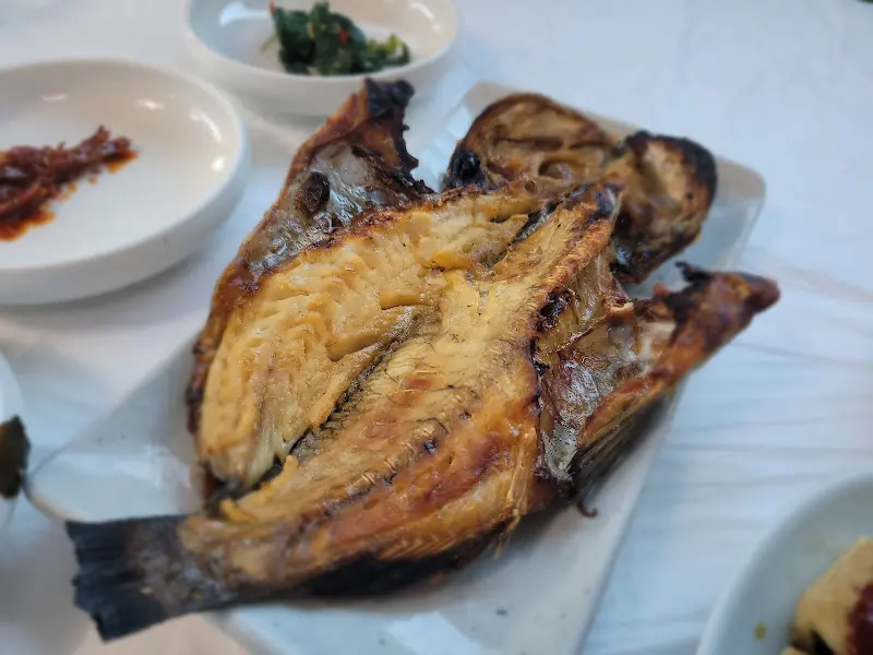 노릇하게 구워진 생선구이