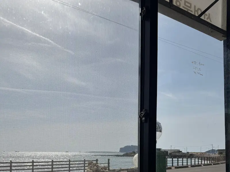 식당 창밖으로 보이는 제주 바다 풍경