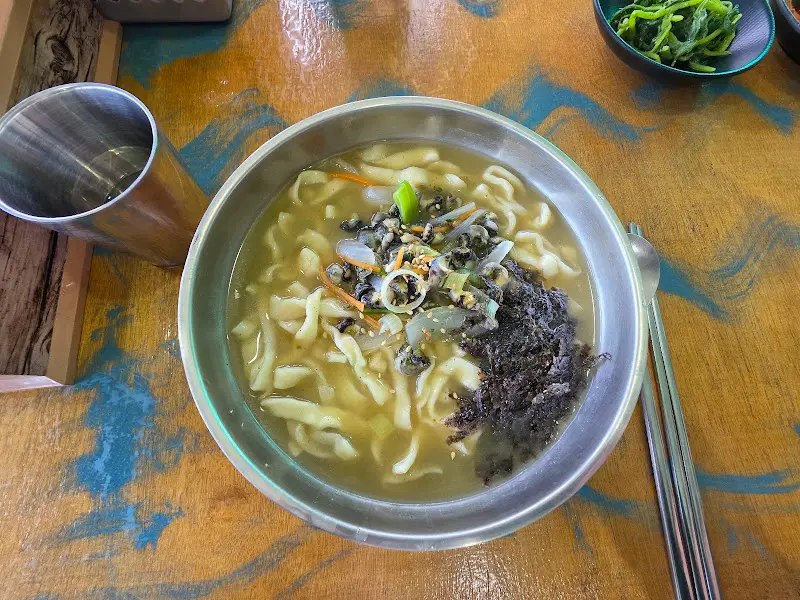 테이블 위에 놓인 보말칼국수
