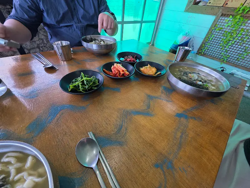 밑반찬과 함께 차려진 칼국수 한 상