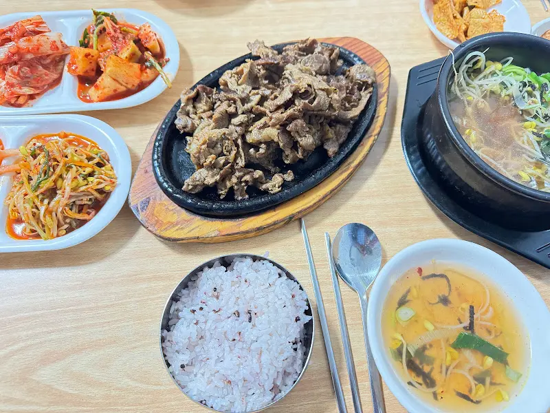 돼지 숯불구이와 밑반찬