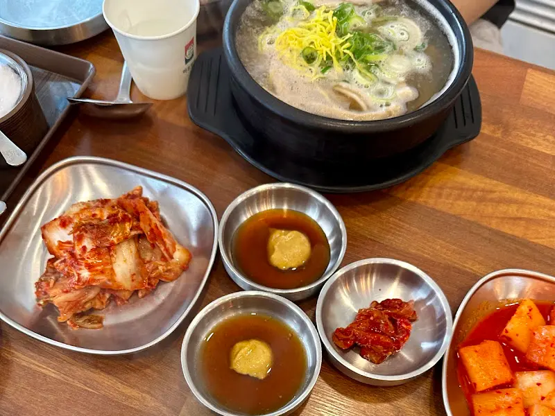 정갈하게 담긴 깍두기와 김치