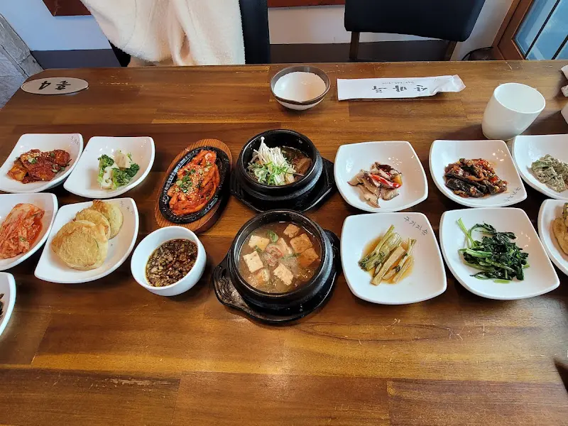 한 상 가득 차려진 곤드레밥 정식