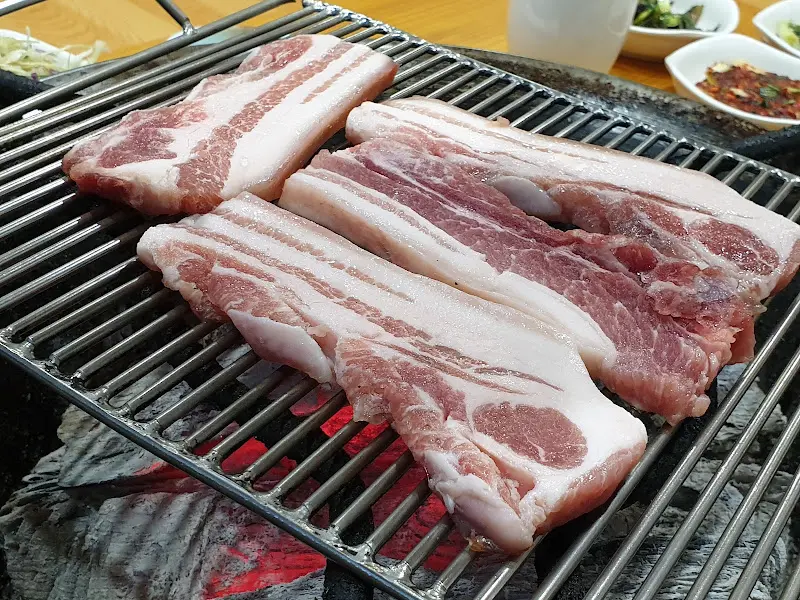 숯불 위에 올려진 삼겹살