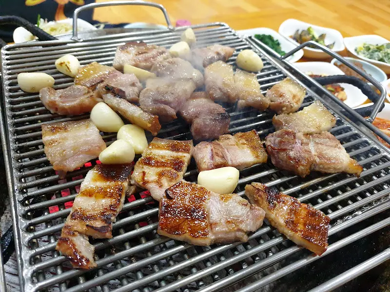 잘 구워진 삼겹살과 마늘