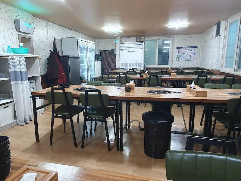 웅촌식육식당 내부 테이블