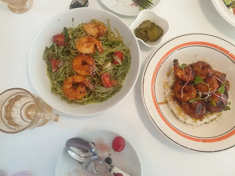 테이블 가득 채운 음식들