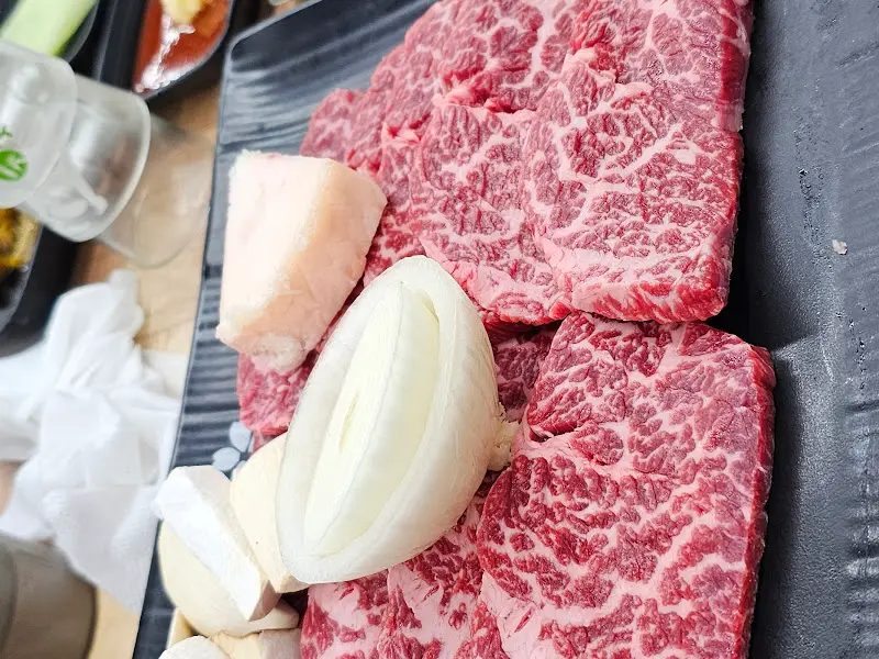 선명한 마블링이 돋보이는 생고기